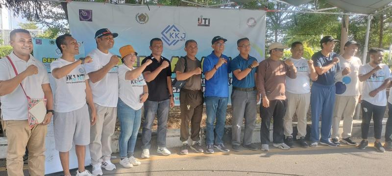 Pengurus AJI Kota Kupang, KKJ NTT dan perwakilan Forkopimda pose bersama usai Deklarasi KKJ NTT di CFD Jl. El Tari, Sabtu (25/5/2023). Foto: Mbuhang Nggiku/suaraindo.id