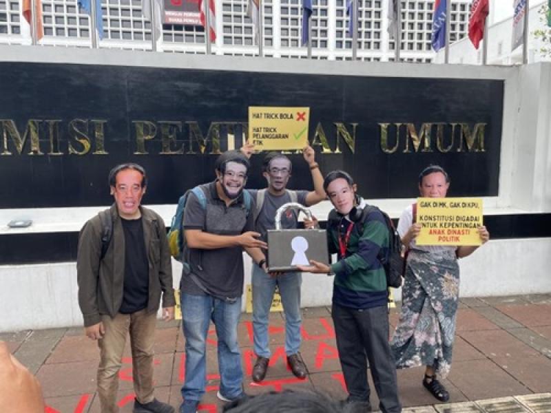 Gambar: Koalisi Masyarakat Sipil melakukan aksi teatrikal di depan KPU RI